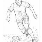 Die Zahl 21 ist auf Trikot und Shorts. Ein Fußballspieler dribbelt einen Ball über den Rasen. Illustration.