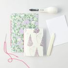 Text: "Rico Design". Verschiedene Bastelmaterialien, darunter gemusterte Papierbögen, eine Nadel mit pinkem Faden und ein Falzbein.