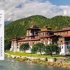 Bild zeigt das Wort "MARCH" auf orangefarbenem Streifen. Ein traditioneller bhutanischer Tempel am Fluss vor bewaldeten Hügeln.