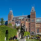 Das Bild zeigt den Schriftzug "EGAN GRAPHY". Eine Statue steht vor einem großen Gebäude im Garten.