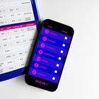 Montag bis Sonntag, Woche 1. Links Trainingsplan in einer Broschüre, rechts eine Handy-App mit Wochentagen.