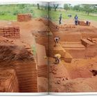 Oben steht: "Time — The Koudougou Projects — Schorge Secondary School". Eine Baustelle mit Arbeiter und Lehmziegeln.