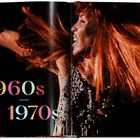 "1960s – 1970s" in bunter Schrift. Eine Person mit rotem Haar und dynamischer Bewegung.