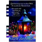 "Gott kommt zu uns in diese Welt. Er macht das Dunkel hell. Ich werde still und höre zu, was er mir sagen will." Weihnachtliche Laterne im Schnee.