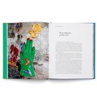 Links: Grüne Skulptur einer Hand mit goldener Rose, auf Mosaikhintergrund. Rechts: Text mit Überschrift "Wo das Magische greifbar wird".