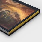 Text: "Divine Presence". Ein Buchrücken in Dunkelblau mit goldener Schrift, buchähnlich diagonal präsentiert.