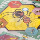 Ein Buch-Cover zeigt den Text: "Watson erforscht die Bienenwelt". Eine Illustration einer großen, lächelnden Biene mit einer Lupe steht im Zentrum.