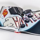 Eine E-Gitarre mit Aufklebern und dem Text "Tone", "Volume". Ein Comic-Hippo und ein sowjetisches Symbol sind sichtbar.