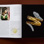 Text links oben: "Bulgari Serpenti Tubogas, ELIZABETH TAYLOR." Rechts: Goldene und diamantbesetzte Schlangenskulptur.