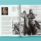 Texte über "The Jayne Mansfield Story" und den Regisseur John Milius. Links Plakat, unten Mann mit Cowboyhut, rechts Szene mit glamourösem Paar.