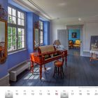 August 2027, Kalender. Historisches Zimmer mit blauen Wänden, Spiegel, antiken Möbeln, einem Klavier und Gemälden.