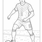 Nummer 6 auf Trikot und Hose. Ein Fußballspieler in Aktion auf einem Platz.