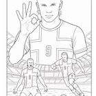 Nummer 9 auf Fußballtrikot. Illustration eines Spielers in Siegerpose und beim Dribbling. Stadion im Hintergrund.