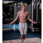 2021: Aufbautraining fürs Comeback. Ein Mann springt Seil in einem Fitnessstudio, er trägt Shorts und Turnschuhe.