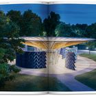 "Shelter — Pavilions — Serpentine Pavilion 2017" steht oben. Eine moderne Struktur mit einem großen, leuchtenden Dach.