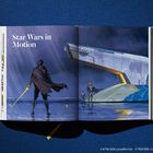„Star Wars in Motion“ steht links. Illustration zeigt Figuren mit einem Lichtschwert vor einem futuristischen Schiff.