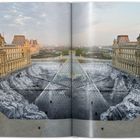 Zwei Seiten mit einer 3D-Illusion in der Mitte, die den Louvre zeigt, als ob es eine Grube darunter gäbe.