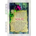 Text auf altem Papier: "Ich liebe dich ohne Wenn und Aber." Daneben liegt eine violette Rose auf Holzhintergrund.