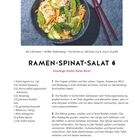 RAMEN-SPINAT-SALAT, knackige Nudel-Salat-Bowl. Rezept und Zutatenliste. Eine Schüssel mit buntem Salat und roten Stäbchen.
