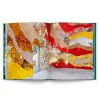 Farbenfrohes Mosaik mit goldenen, roten, gelben und weißen Wellenmustern in einem Raum mit offener Tür.