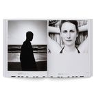 Links: Silhouette einer Person am Strand. Rechts: Frau liegt entspannt mit verschränkten Armen hinter dem Kopf auf einem Handtuch.