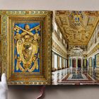 Links ein reich verziertes Wappen mit Schlüsseln, rechts ein opulenter, goldener Saal mit Fresken. Weiße Hand hält Buch.