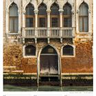 Kalender für April 2027. Eine rustikale Fassade, venezianisch-stilistische Fenster und ein Tor zum Wasser.