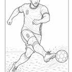 Die Nummer 9 ist mehrmals sichtbar. Ein Fußballspieler schießt den Ball. Dynamische Pose auf einem Rasen.