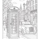 Eine klassische Telefonzelle mit der Aufschrift "TELEPHONE" steht vor einem Taxi. Britische Architektur im Hintergrund.