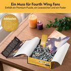 „Ein Muss für Fourth Wing Fans“: Puzzle mit Motiven, Lesezeichen und Poster. Auf einem Tisch mit Kerzen und Pflanze.