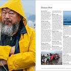 Text: "Human Flow" gefolgt von datierten Ereignissen. Links: Ein Mann in gelbem Regenmantel. Rechts: Bilder vom Meer und Menschen.