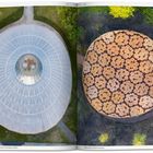 Links: Luftansicht eines runden Pavillons mit transparentem Dach. Rechts: Pavillon mit sechseckigem, floralem Muster.