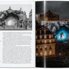 Texte beschreiben ein Kunstwerk inspiriert von Platons Höhlengleichnis. Eine riesige Höhleninstallation vor einem Operngebäude.
