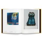 Doppelte Figur, S.80-81. Links: Gemälde in Blau- und Gelbtönen. Rechts: Skulptur, zwei abstrahierte Formen, blaue Oberfläche.