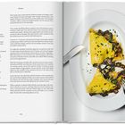 "Wild Chanterelles on Toast (Svamptoast). Zutaten: Butter, Pfifferlinge, Sahne. Rezept auf weißem Teller mit rot-weißem Tischtuch."