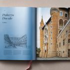 Links: "Palazzo Ducale Urbino" mit Architekturzeichnung. Rechts: Foto eines Backsteinpalasts mit runden Türmen.