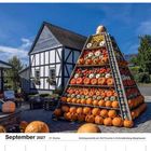 Text: "September 2027, 37. Woche. Kürbispyramide am Hof Knoche in Schmallenberg-Berghausen." Eine Pyramide aus Kürbissen.