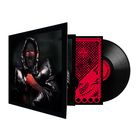 Ein schwarzes Vinyl und ein Cover mit einem Mann in einer glänzenden Jacke. Ein rotes Element mit Symbolen ist sichtbar.