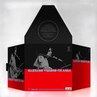 Oben Texte zu Liedern, unten "CAETANO VELOSO · TRANSA" in Rot auf Schwarz. Schwarz-Weiß-Fotos eines Mannes mit Gitarre.