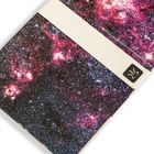 Eine Frau mit rotem Kopftuch mit Blumenmuster, profilansicht, trägt goldene Halskette.