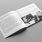 Zwei Seiten eines aufgeschlagenen Hefts. Links Text über Vincent Kenis und zwei Aufnahmen aus 1977. Rechts Fotos und Text über die Musik.