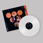 Text: "Oksysho Orange Wine". Eine weiße Vinylplatte liegt teilweise auf einem Albumcover mit orangefarbenen Kreisen und Fotos.
