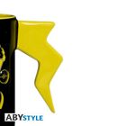 ABYSTYLE-Logo unten links. Schwarze Tasse mit gelbem Blitz als Henkel.