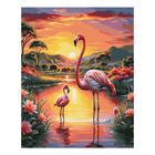Illustration: Zwei Flamingos stehen im Wasser bei Sonnenuntergang, umgeben von roten Blumen und Bergen im Hintergrund.
