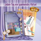 „Jeden Tag ein spannendes Rätsel.“ Zwei Illustrierte Seiten mit Texten und Bilder von Masken. Detektivlupe im Vordergrund.