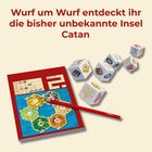 "Wurf um Wurf entdeckt ihr die bisher unbekannte Insel Catan." Ein Notizblock zeigt ein kartenspielähnliches Layout. Würfel und ein roter Stift sind sichtbar.