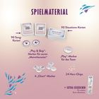 "SPIELMATERIAL" steht oben. Es gibt Karten und Marker, z.B. 90 Song-Karten und 90 Situations-Karten, mit dekorativen Blumenmotiven.