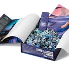 Ein geöffnetes Puzzle mit dem Text „IRON FLAME“; blau-lilane Illustration eines Drachen auf der Verpackung.