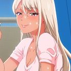 Eine blonde, animierte Frau mit schweißnassem Gesicht hält ein grünes Getränk in der Hand und lächelt sanft.