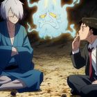 Illustration: Zwei Personen sitzen im Sand, eine in einem Kimono, die andere im Anzug. Ein blaues Gesicht schwebt dazwischen.